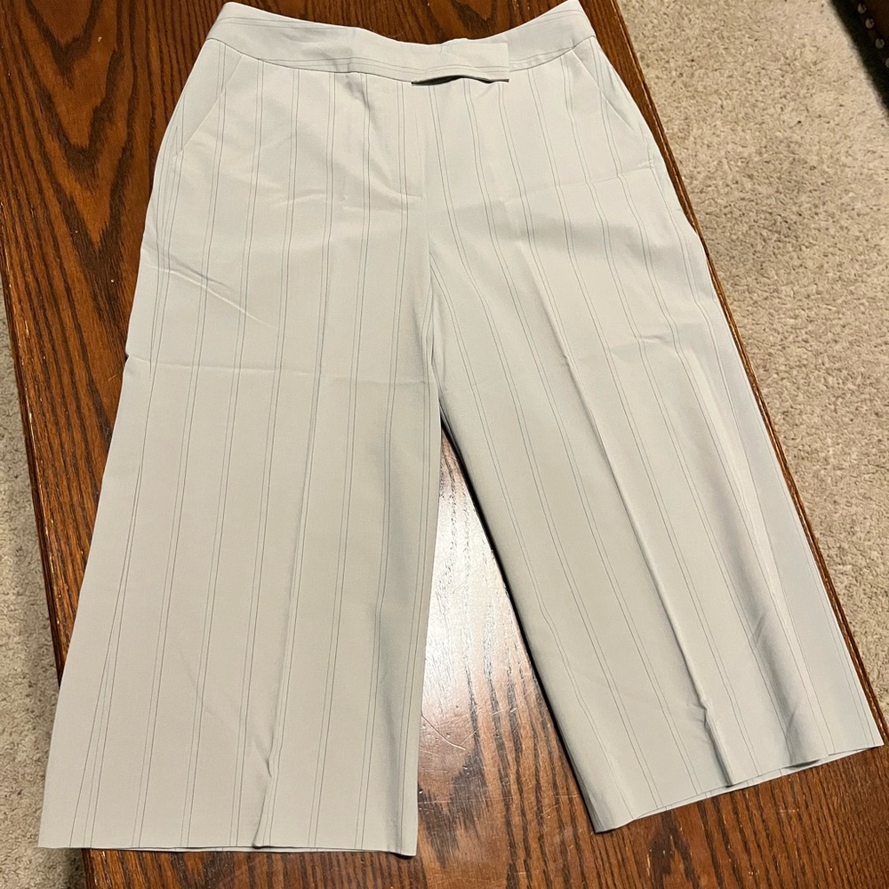 Larry Levine stretch dress capris